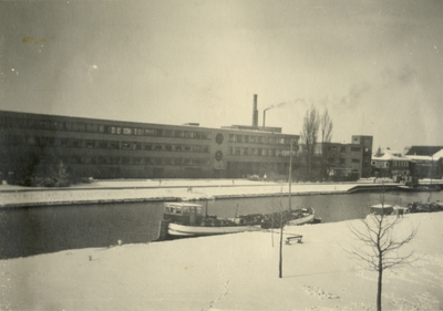 825438 Gezicht op het gebouw van de Coöperatieve groothandelsvereniging De Handelskamer (HaKa, Kanaalweg 19), vanaf het ...